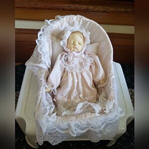 Vintage Artmark 1989 Musical Movement Elizabeth CROWNE Baby Doll In Basinet